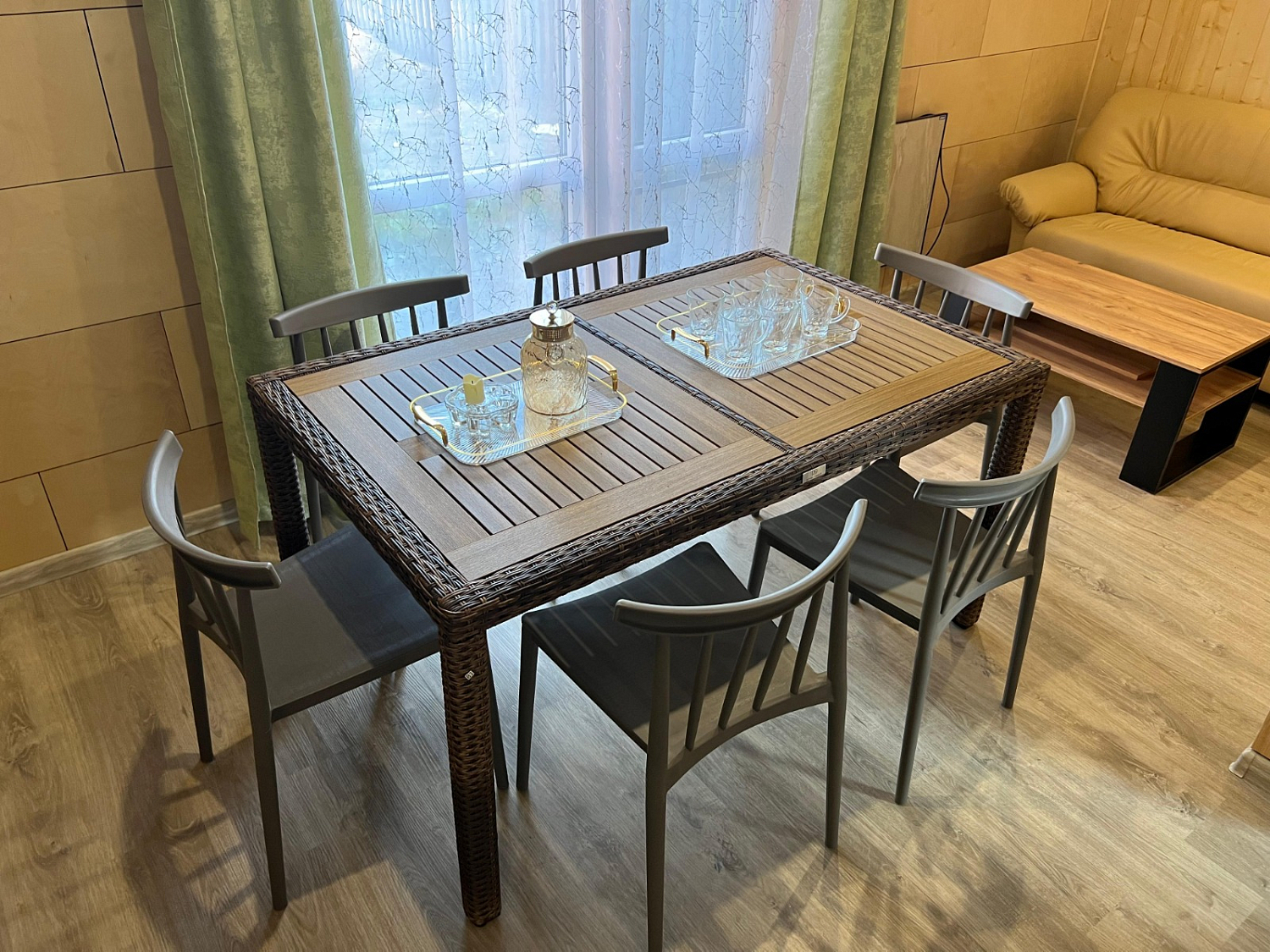 Стол Амелия 150 коричневый и 6 стульев Кай капучино в московской квартире 